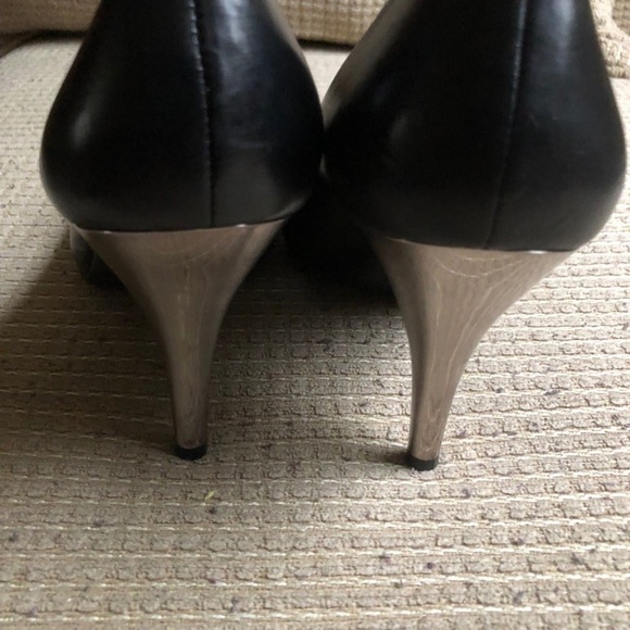Kenneth Cole " Silver Belle" Black Pointy Pumps - Picture 2 of 8